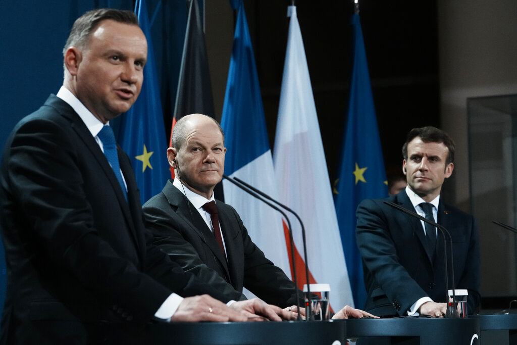 Polish president Andrzej Duda criticized French and German leaders for making phone calls to president of Russia in an interview with German daily “Bild”.