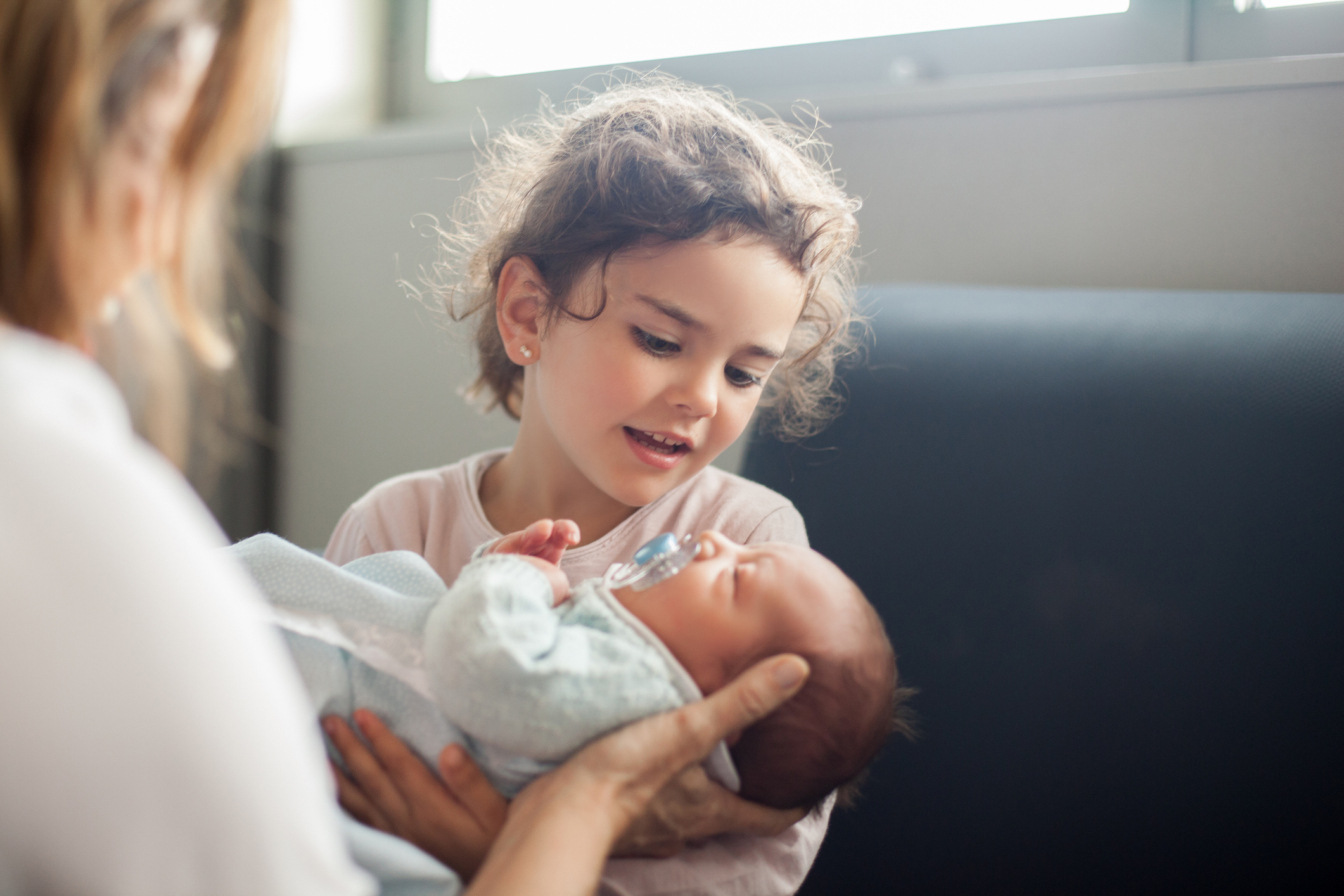 Spain: Record number of women over 50 give birth, while births for those under 19 drop to lowest on record