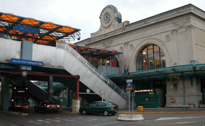 Man dies in hospital days after barbecue fork stabbing at Lyon tram station; homeless Guadeloupan migrant arrested