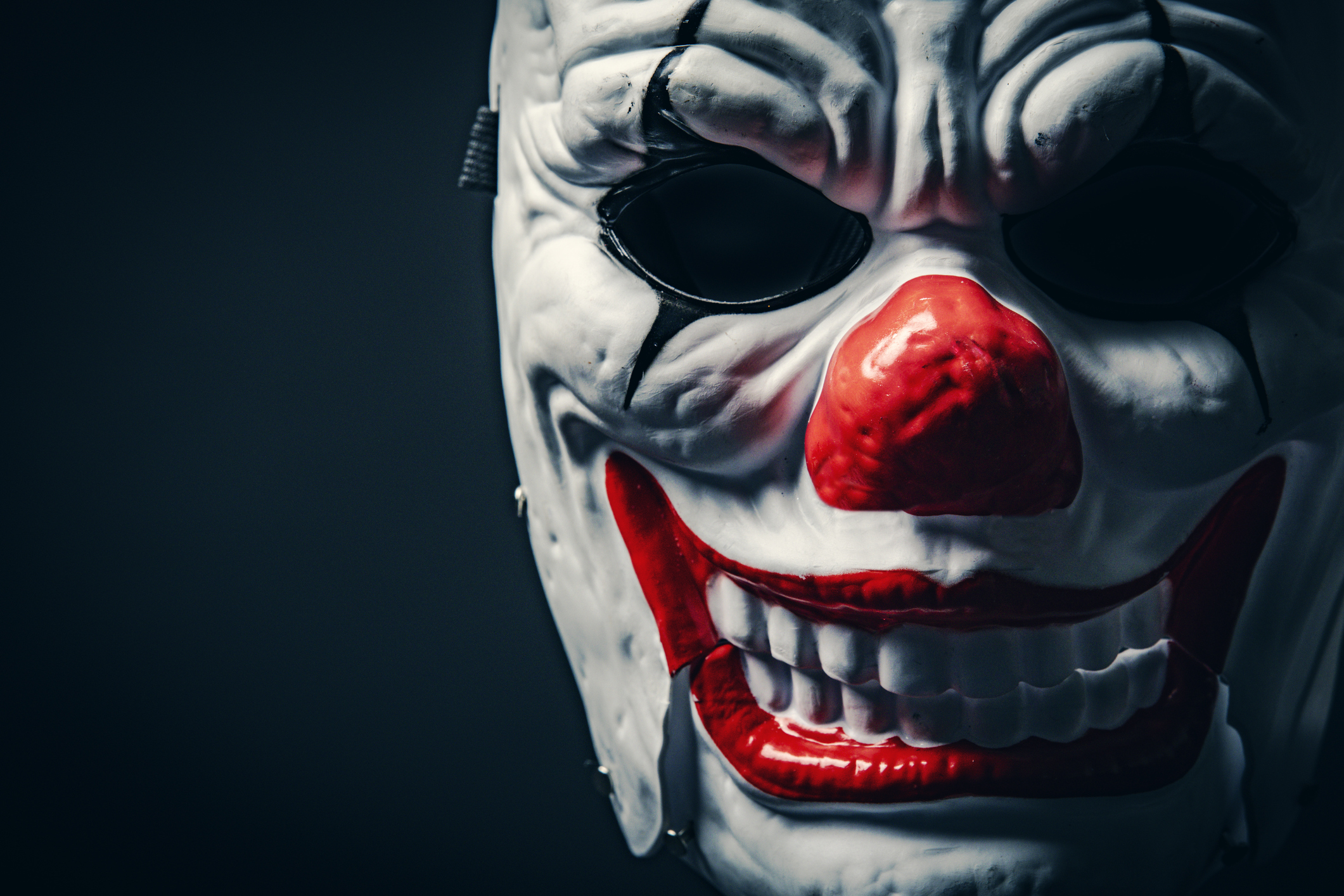 Germany: Team of Iraqis and Syrians wearing horror clown masks kidnapped jewelry store family, brutally beat them, and stole €135,000