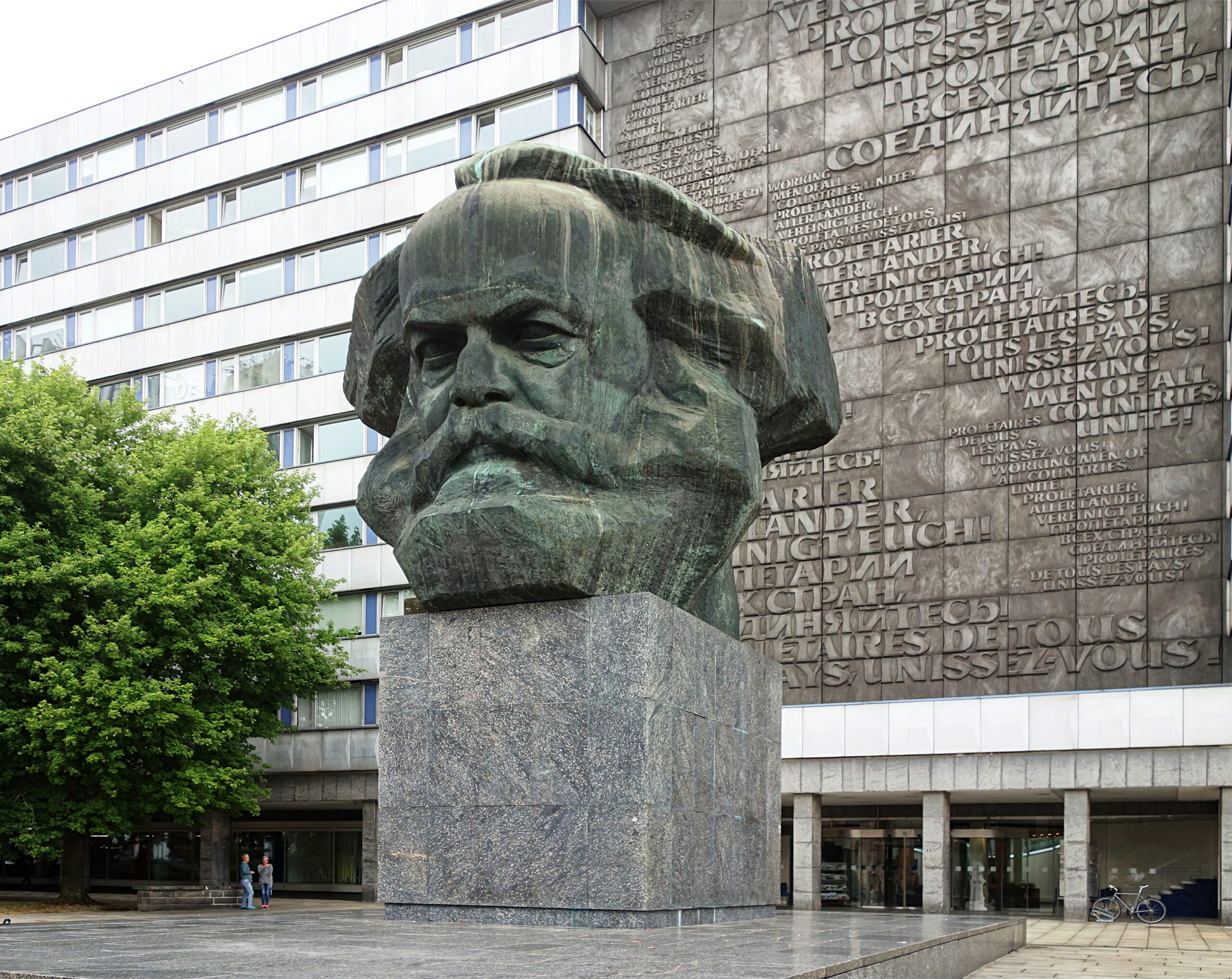 Tyskland: 25-årig voldtektsoffer sier gjerningsmennene snakket persisk, nær Karl Marx-statue