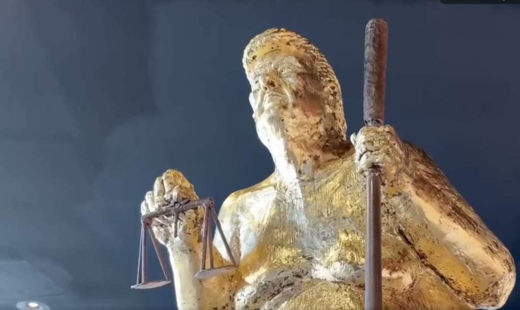 Naken gyllen Trump-statue satt opp utenfor EU-parlamentets bygning